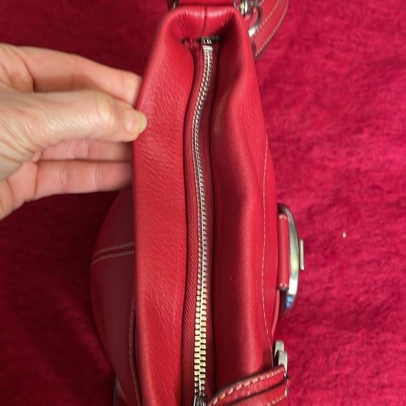 B MAKOWSKY GENUINE RED PEBBLED LEATHER CROSSBODY HANDBAG WITH LEOPARD LINING - Picture 7 of 13